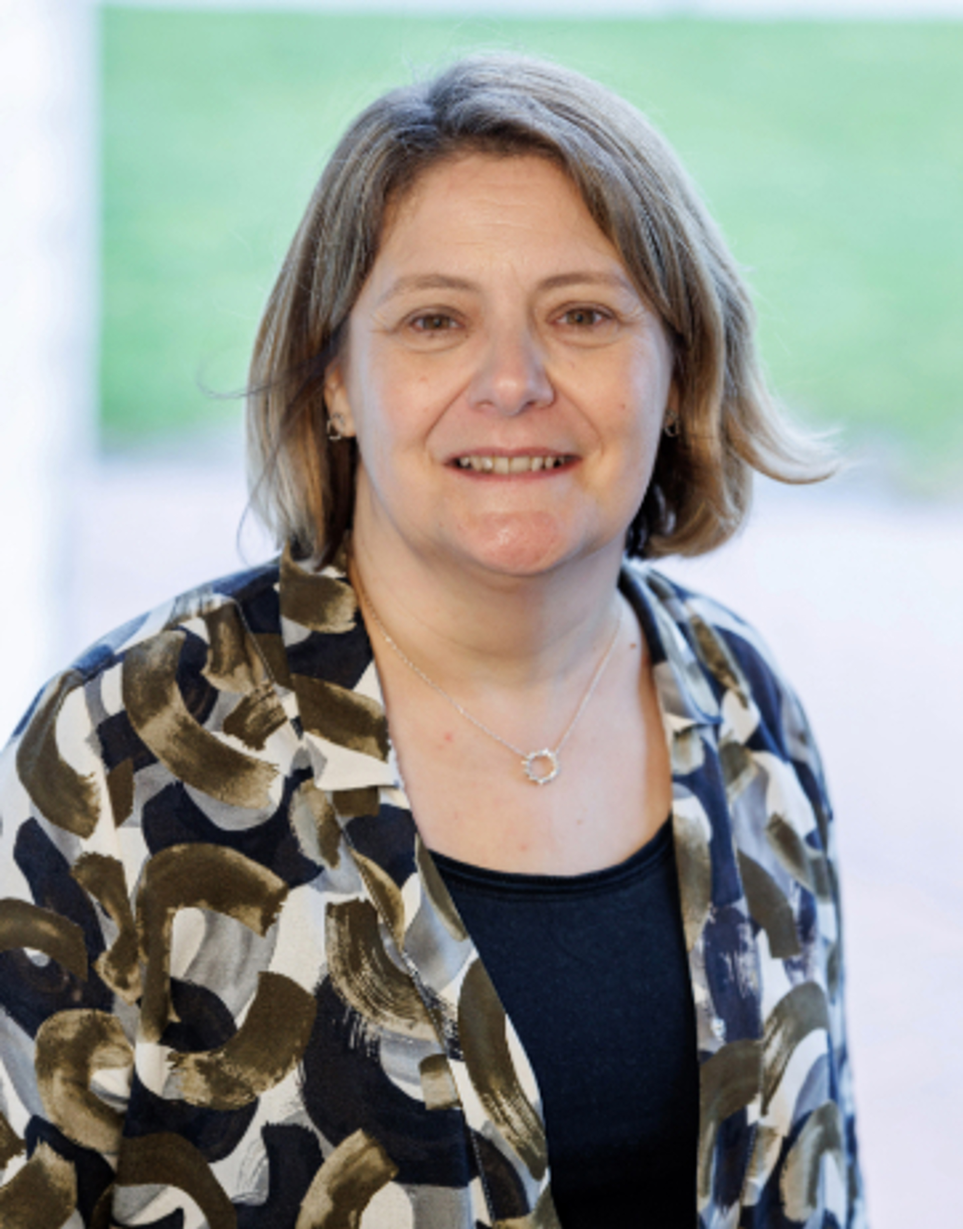 Meinir Ebbsworth, Cyfarwyddwr Strategol y Ganolfan Dysgu Cymraeg Genedlaethol, sy’n sôn am y cyfleoedd Dysgu Cymraeg sydd ar gael ar gyfer pobl ifanc a’r gweithlu addysg