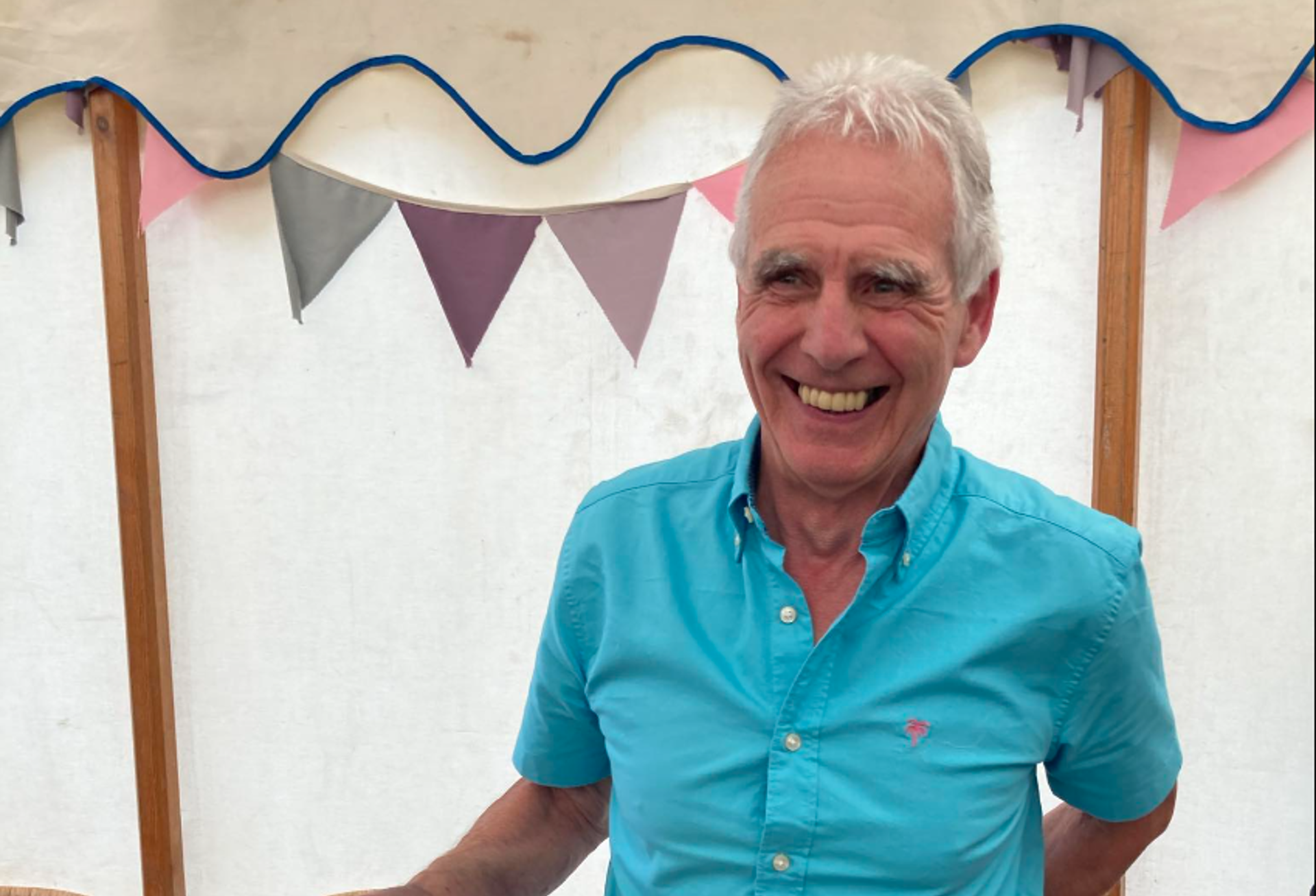 Cyril Jones yn derbyn Tlws y Tiwtor am ei waith yn dysgu Cymraeg i oedolion