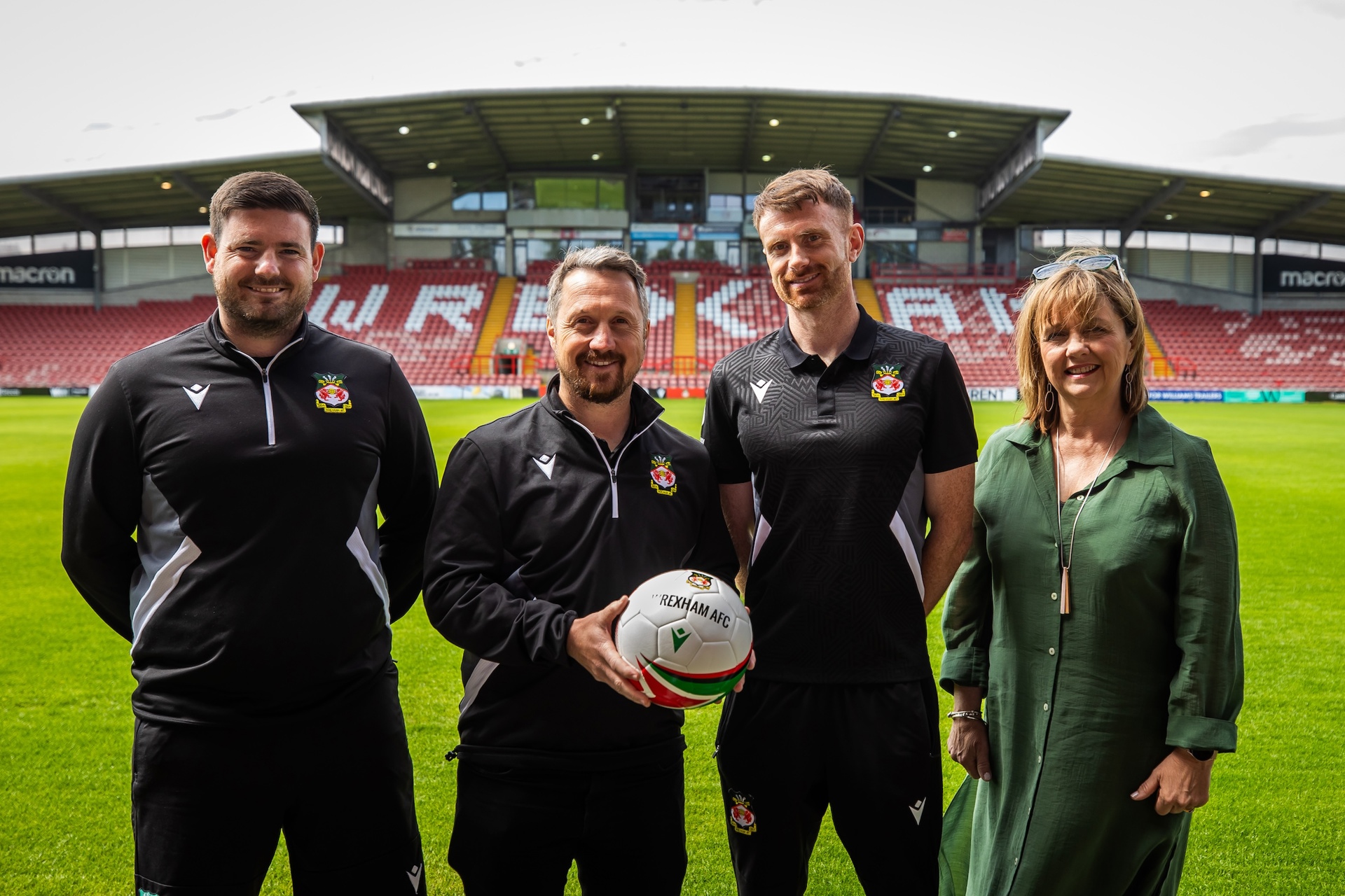 CYMUNED | Clwb Pêl-droed Wrecsam yn cydweithio gyda’r Ganolfan Dysgu Cymraeg Genedlaethol